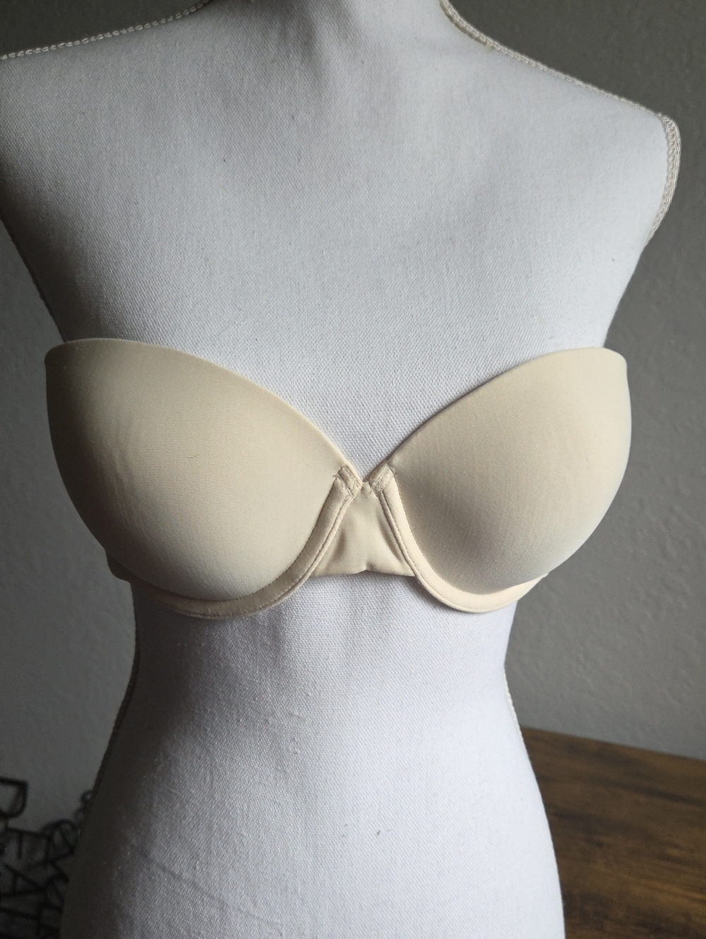 Maidenform Strapless Bandeau Bra in Cream